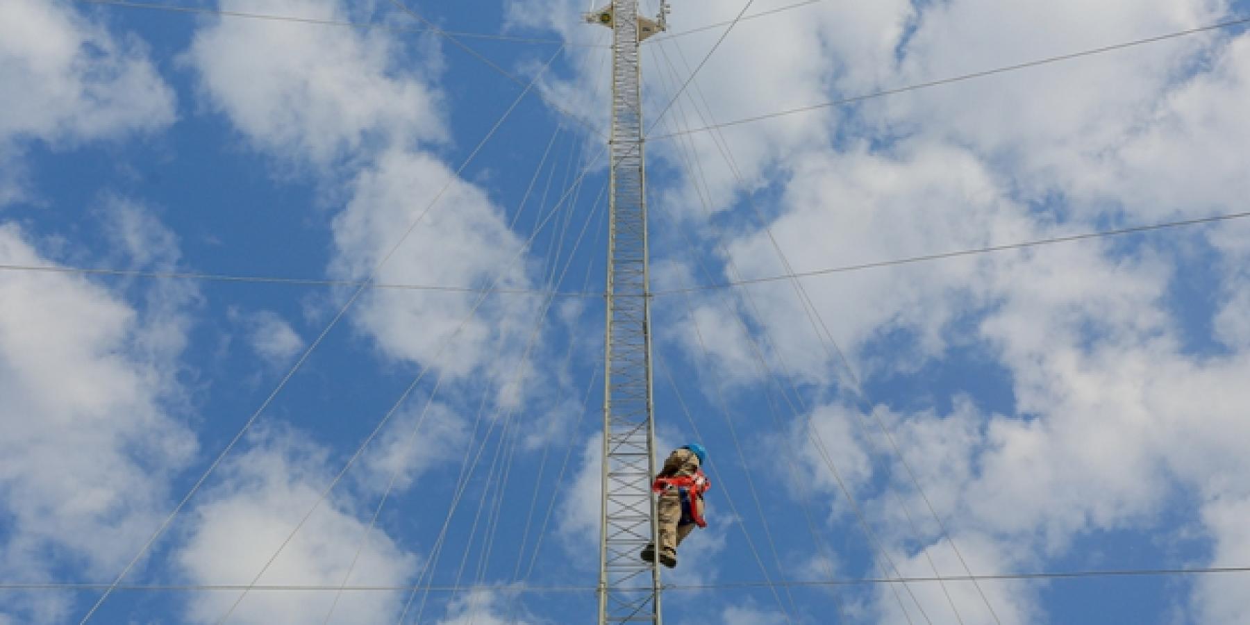 قسم المراقبة والاتصالات في العتبة العلوية ينجز أعمال تنصيب برج للاتصالات اللاسلكية