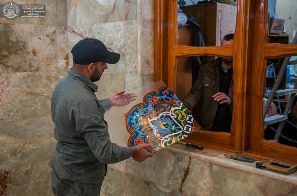 تزيين مداخل الصحن العلوي المطهر بالزجاج المزخرف بنقوش إسلامية(صور) 