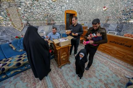العتبة العلوية المقدسة توزع الهدايا المباركة من مرقد أمير المؤمنين (ع) على الزائرين الكرام تزامناً مع الاحتفال بولادة سيدة نساء العالمين الزهراء فاطمة (عليها السلام)