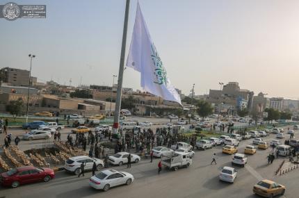رفع راية أمير المؤمنين إيذانا بالموسم العبادي وتيمنا بولادة وليد الكعبة (عليه السلام) وسط النجف الأشرف