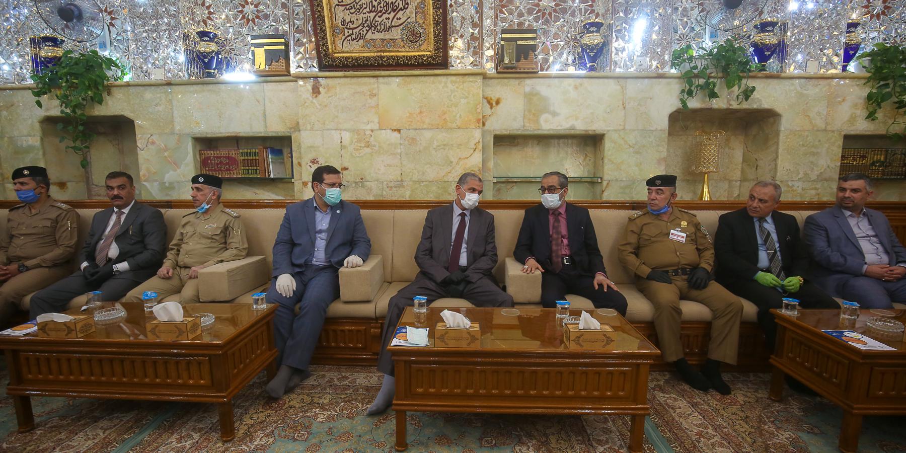 وزير الداخلية يتشرف بزيارة مرقد أمير المؤمنين (ع)