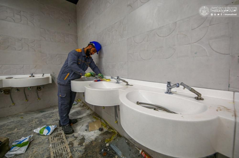 قسم الشؤون الهندسية في العتبة العلوية يباشر بتنصيب أحواض الوضوء في مشروع صحيات رقم (3)  