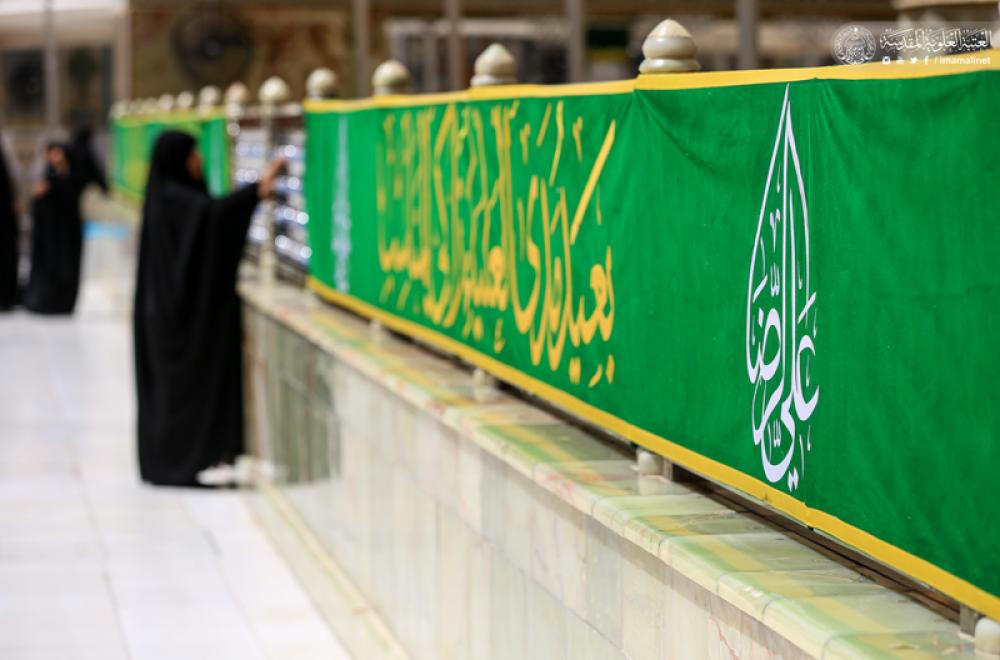مرقد أمير المؤمنين (عليه السلام) يزدان باللوحات الخضراء المطرزة احتفالا بمولد الإمام الرضا (عليه السلام)