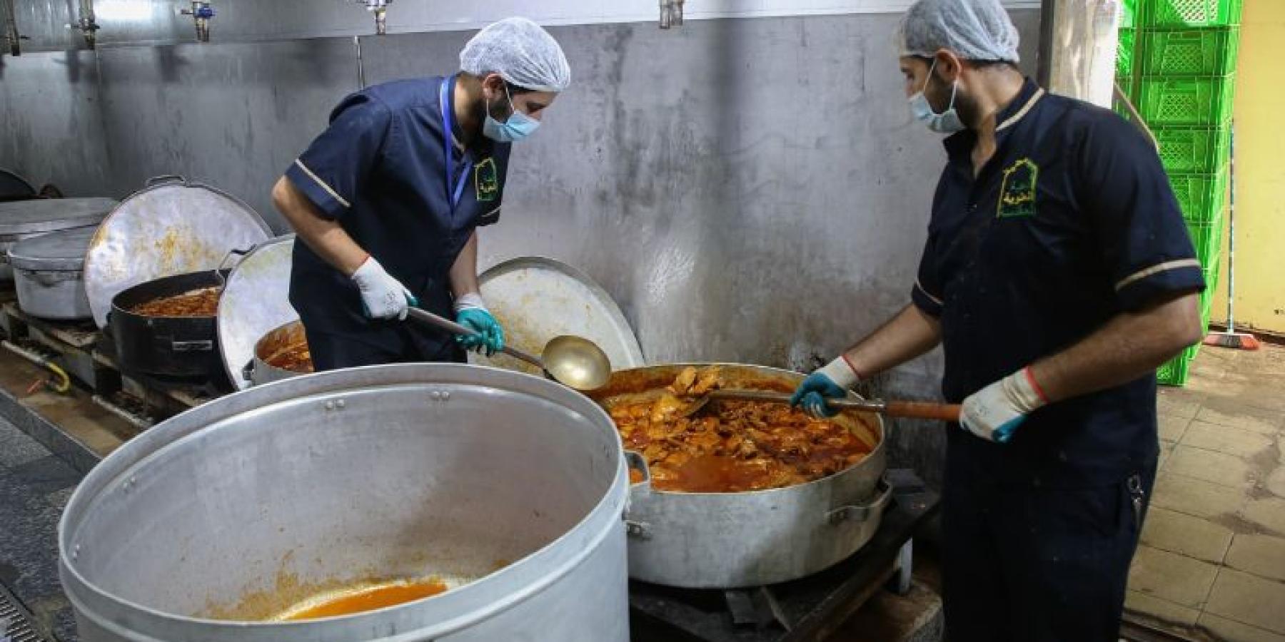 مضيف العتبة العلوية : توزيع أكثر من 25 ألف وجبة غذائية خدمة للزائرين في مناسبة زيارة عيد الغدير