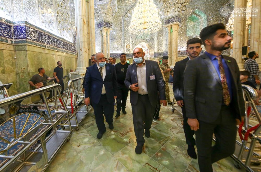 السفير الجزائري في العراق يتشرف بزيارة مرقد أمير المؤمنين (عليه السلام)