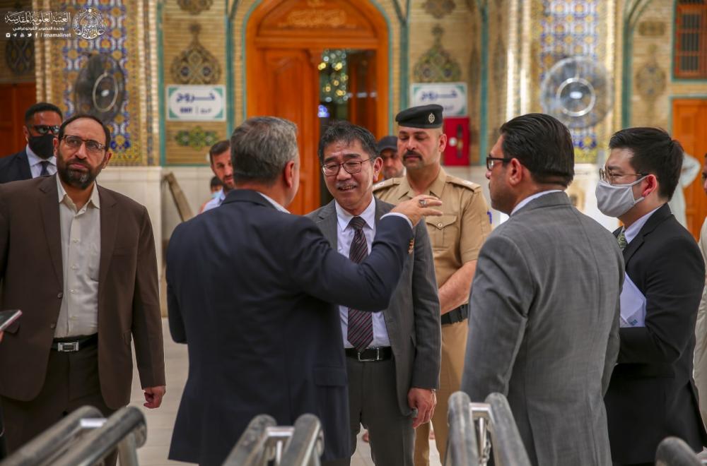 السفير الياباني في العراق يزور العتبة العلوية المقدسة ويطلع على معالمها التاريخية