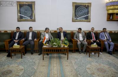 السفير الكويتي في العراق يعبر عن سعادته بزيارة ضريح الإمام علي (ع)