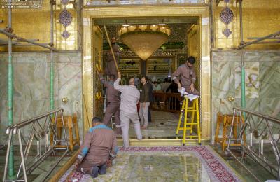 بالصور.. تغيير زجاج أبواب الاستئذان الذهبية المطلة على فناء حرم أمير المؤمنين (ع)