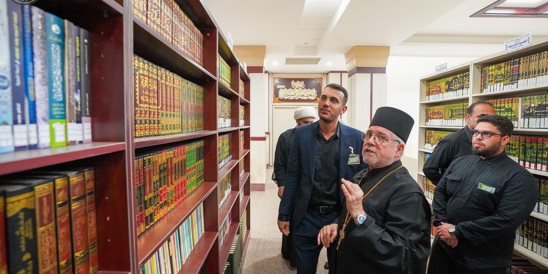 ممثل المسيح الأرثوذكس في إسبانيا والبرتغال يبدي إعجابه بما تضمُّه مكتبة الروضة الحيدرية المطهرة