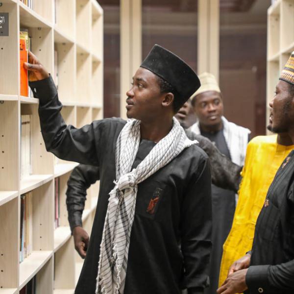 مكتبة الروضة الحيدرية تستقبل طلبة العلوم الدينية من ٣٥ دولة في العالم