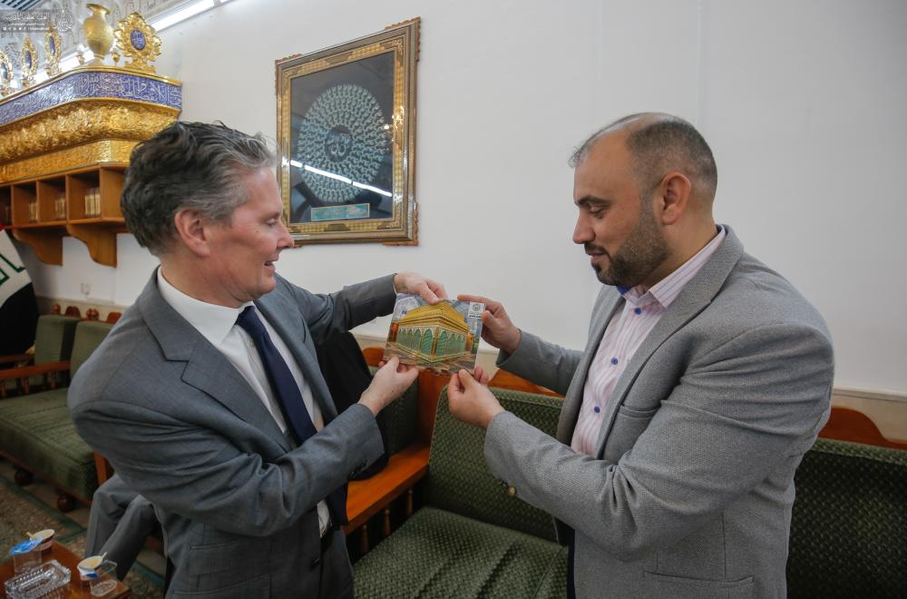 السفير الهولندي في العراق يتشرف بزيارته مرقد أمير المؤمنين(عليه السلام) 
