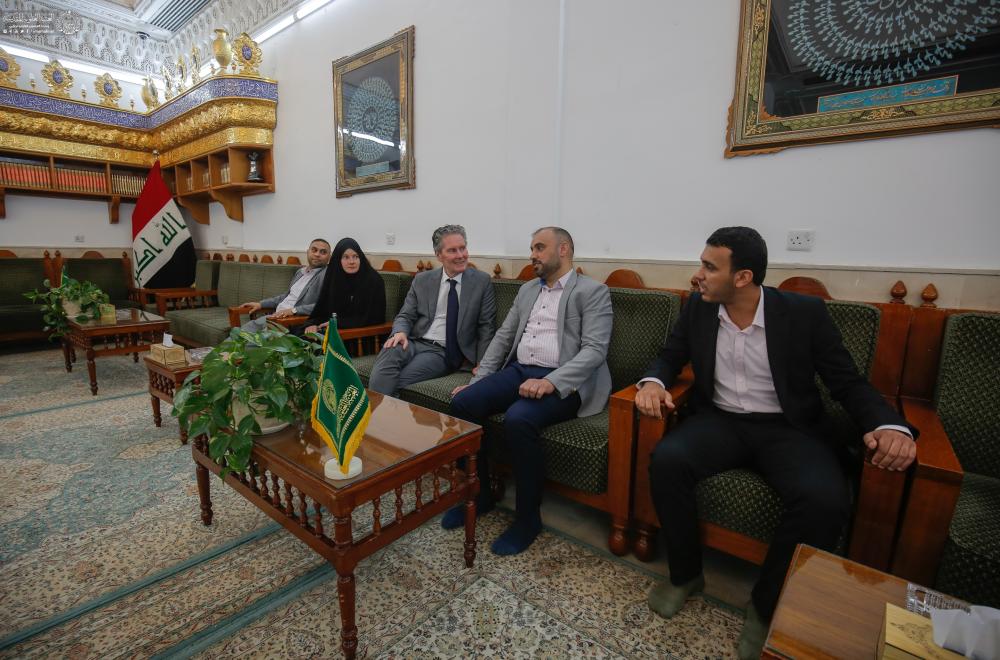 السفير الهولندي في العراق يتشرف بزيارته مرقد أمير المؤمنين(عليه السلام) 