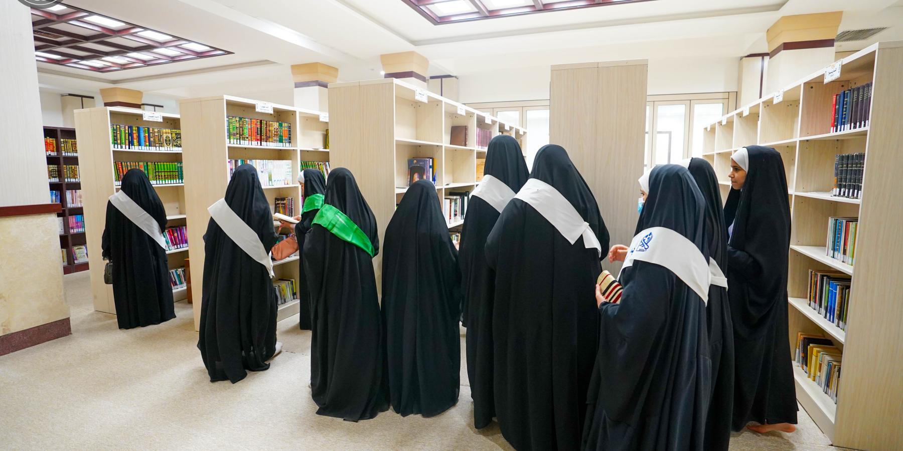 وفد طالبات مركز الحوراء زينب (ع) من كربلاء يزور المكتبة النسوية في مكتبة الروضة الحيدرية 