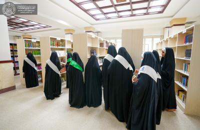وفد طالبات مركز الحوراء زينب (ع) من كربلاء يزور المكتبة النسوية في مكتبة الروضة الحيدرية 
