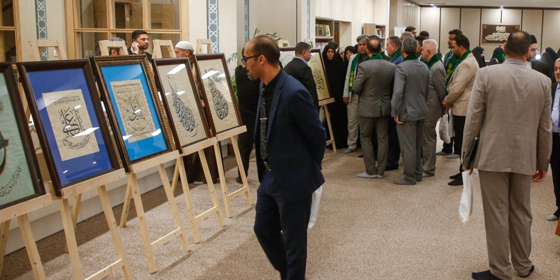 قسم الشؤون الفكرية والثقافية يُقيم معرض لوحات الخط العربي ضمن فعاليات إحياء اليوم العالمي للُّغة العربية 