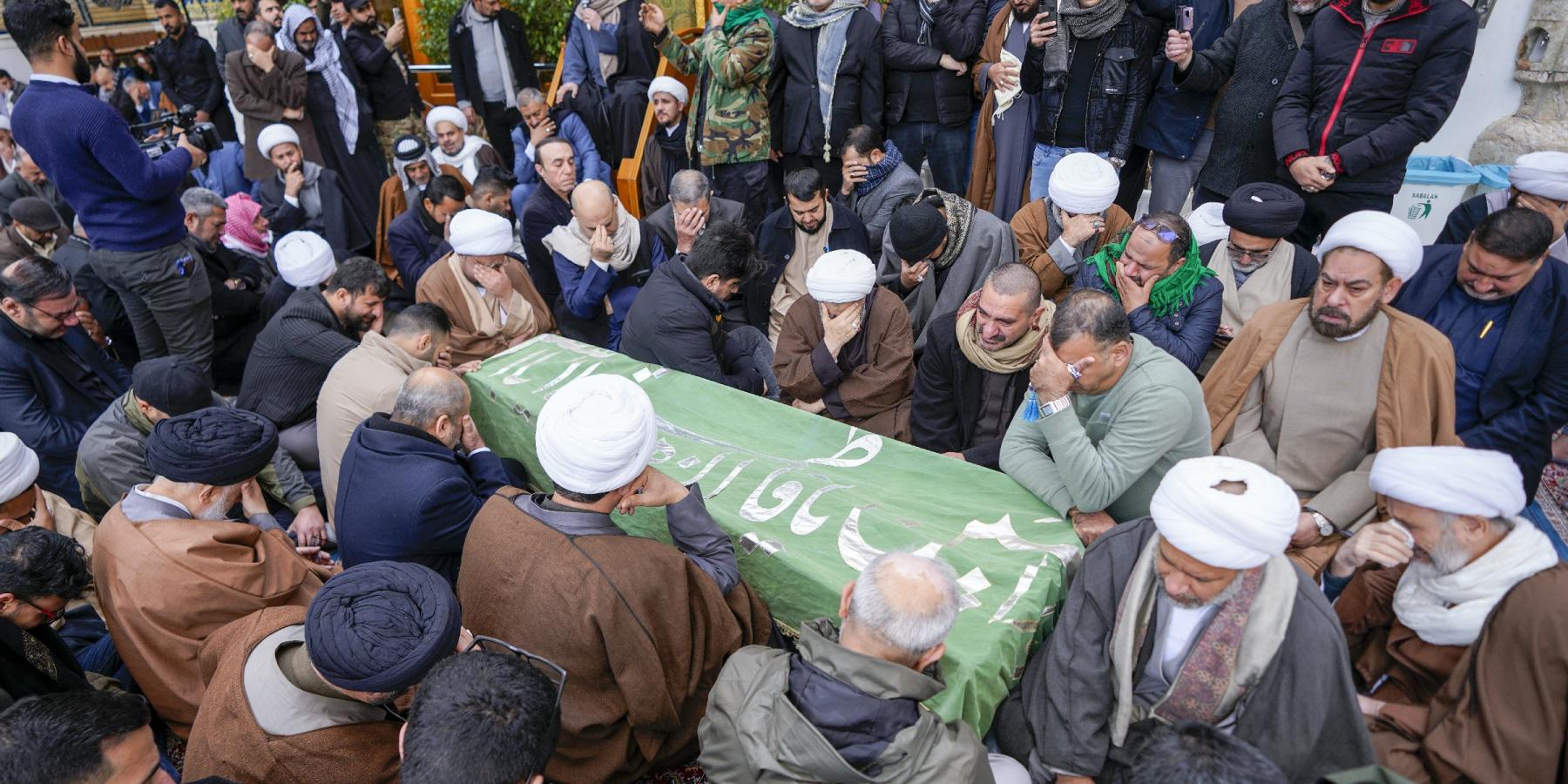 الأمانة العامة للعتبة العلوية المقدسة تشارك في مراسم تشييع جثمان العلّامة محمد حسين الصغير 