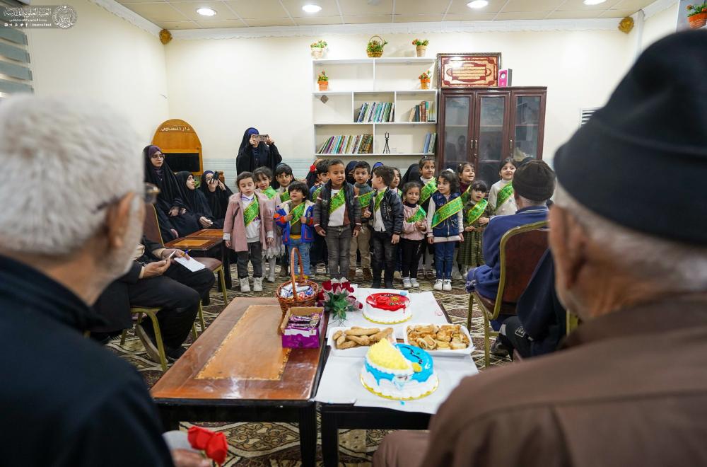 طلبة المدارس التابعة للعتبة العلوية المقدسة يزورون دار رعاية المسنّين في محافظة النجف الأشرف