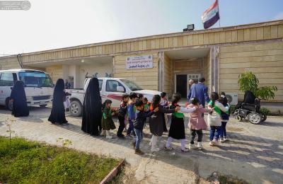 طلبة المدارس التابعة للعتبة العلوية المقدسة يزورون دار رعاية المسنّين في محافظة النجف الأشرف
