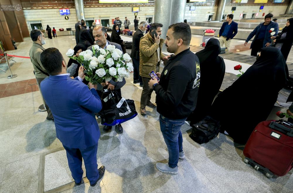قسم العلاقات يوزع الورود على الوافدين للزيارة عبر مطار النجف الأشرف الدولي