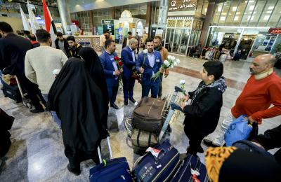 قسم العلاقات يوزع الورود على الوافدين للزيارة عبر مطار النجف الأشرف الدولي