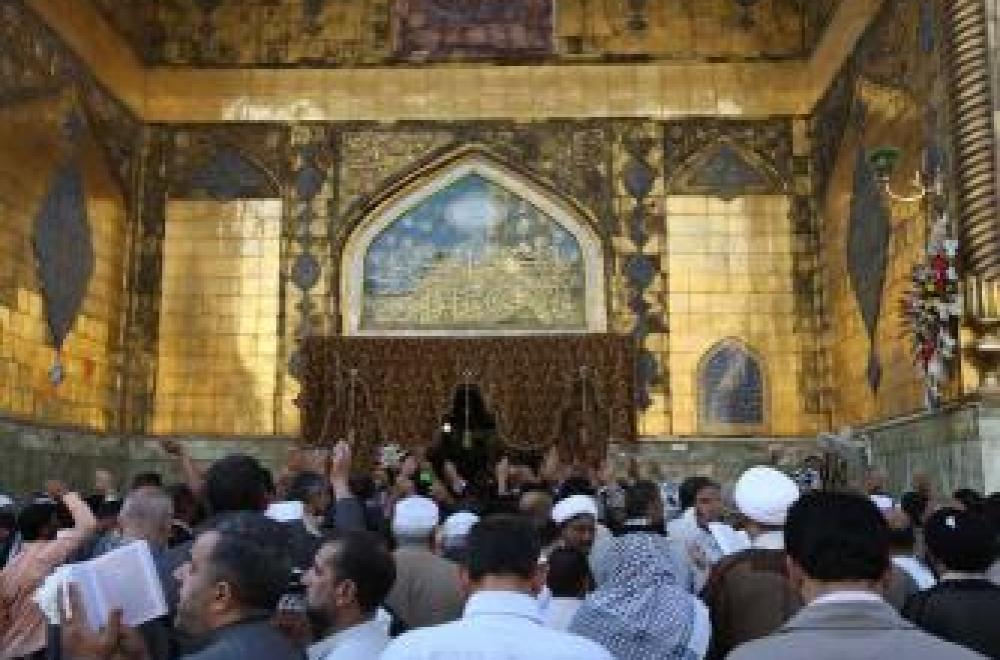 آلاف الزائرين يتشرفون بإحياء عيد النيروز بالعتبة العلوية المقدسة