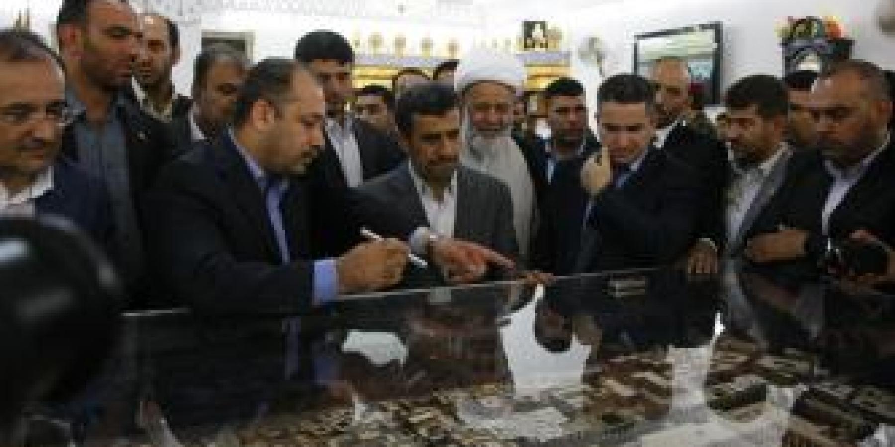 الرئيس الايراني محمود أحمدي نجادي يتشرف بزيارة العتبة العلوية المقدسة ويبدي إعجابه بمشاريع الاعمار والبناء الجارية فيها