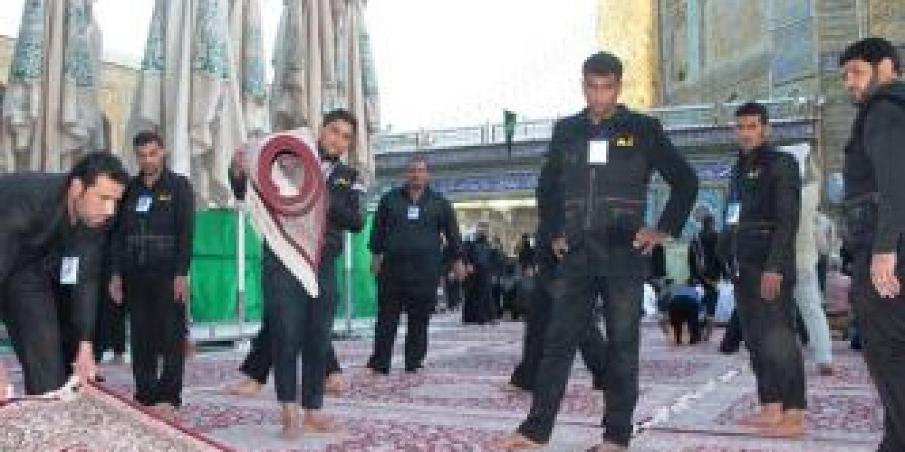 متطوعون من محافظتي البصرة وبغداد يشاركون منتسبي العتبة العلوية المقدسة بخدمة الزائرين خلال مراسم أيام العزاء الفاطمي