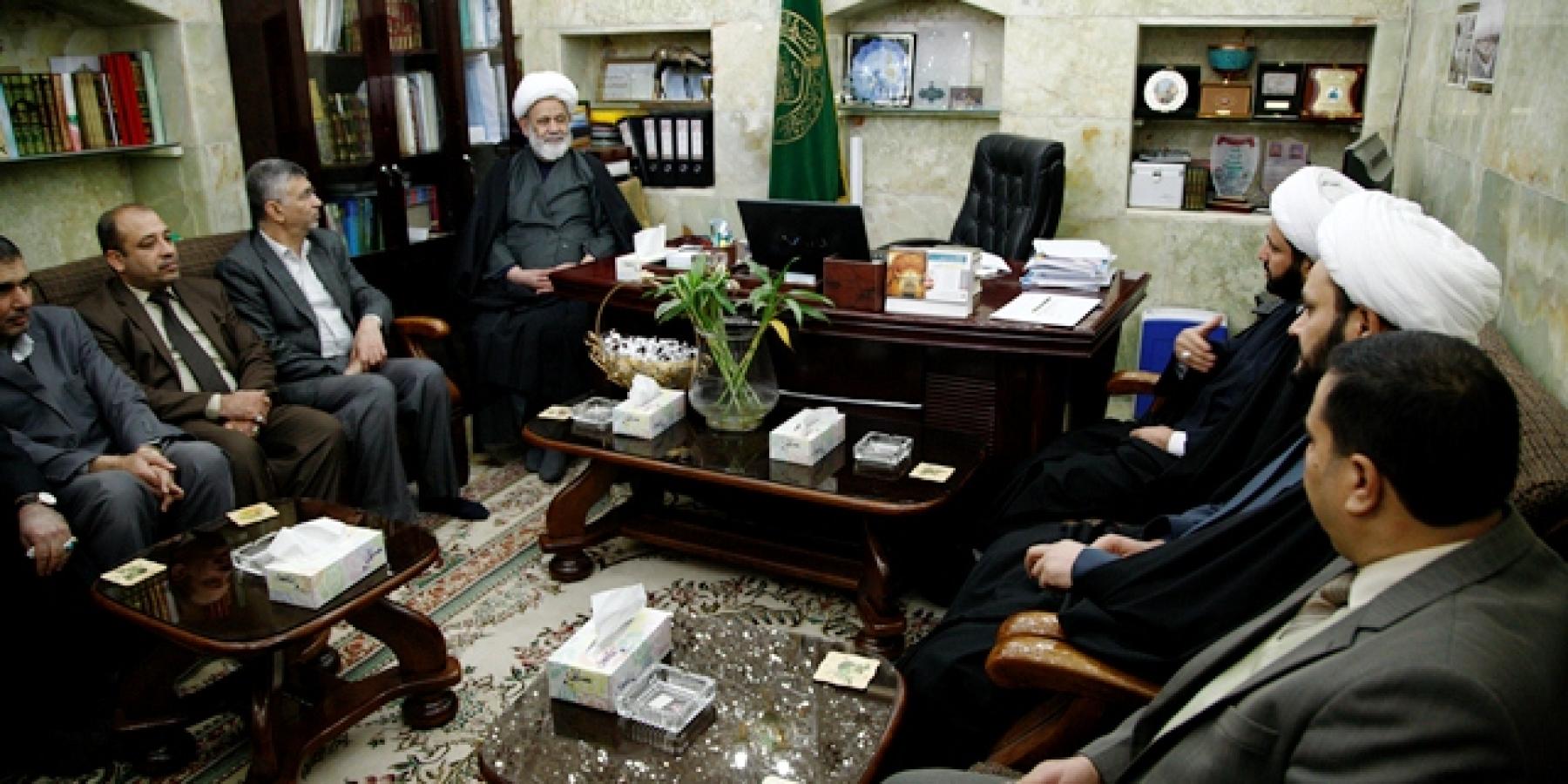 وكيل رئيس ديوان الوقف الشيعي الشيخ سامي المسعودي يناقش مع الامين العام للعتبة العلوية المقدسة موازنة عام 2015 ويطلع على التصاميم الخاصة بمشروع التوسعة