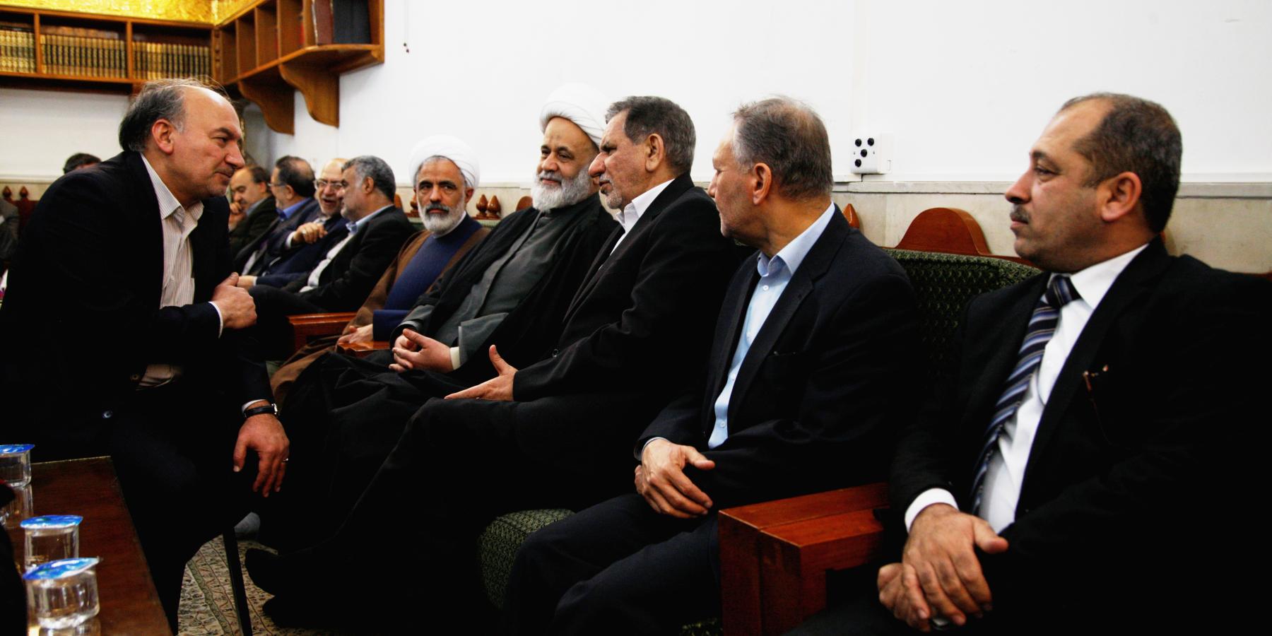 نائب الرئيس الإيراني والوفد المرافق له يتشرف بزيارة الحرم الطاهر لأمير المؤمنين (عليه السلام)