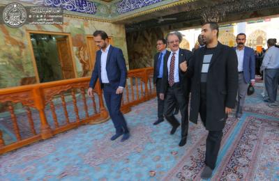 نائب الممثل الخاص للأمين العام لبعثة اليونامي في العراق : تأثرت كثيرا لرؤية الأجواء العبادية في مرقد الإمام علي 