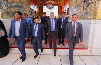 القائم بأعمال السفارة الكندية في العراق : زيارة مرقد الإمام علي (ع) تجربة مشرفة لنا 