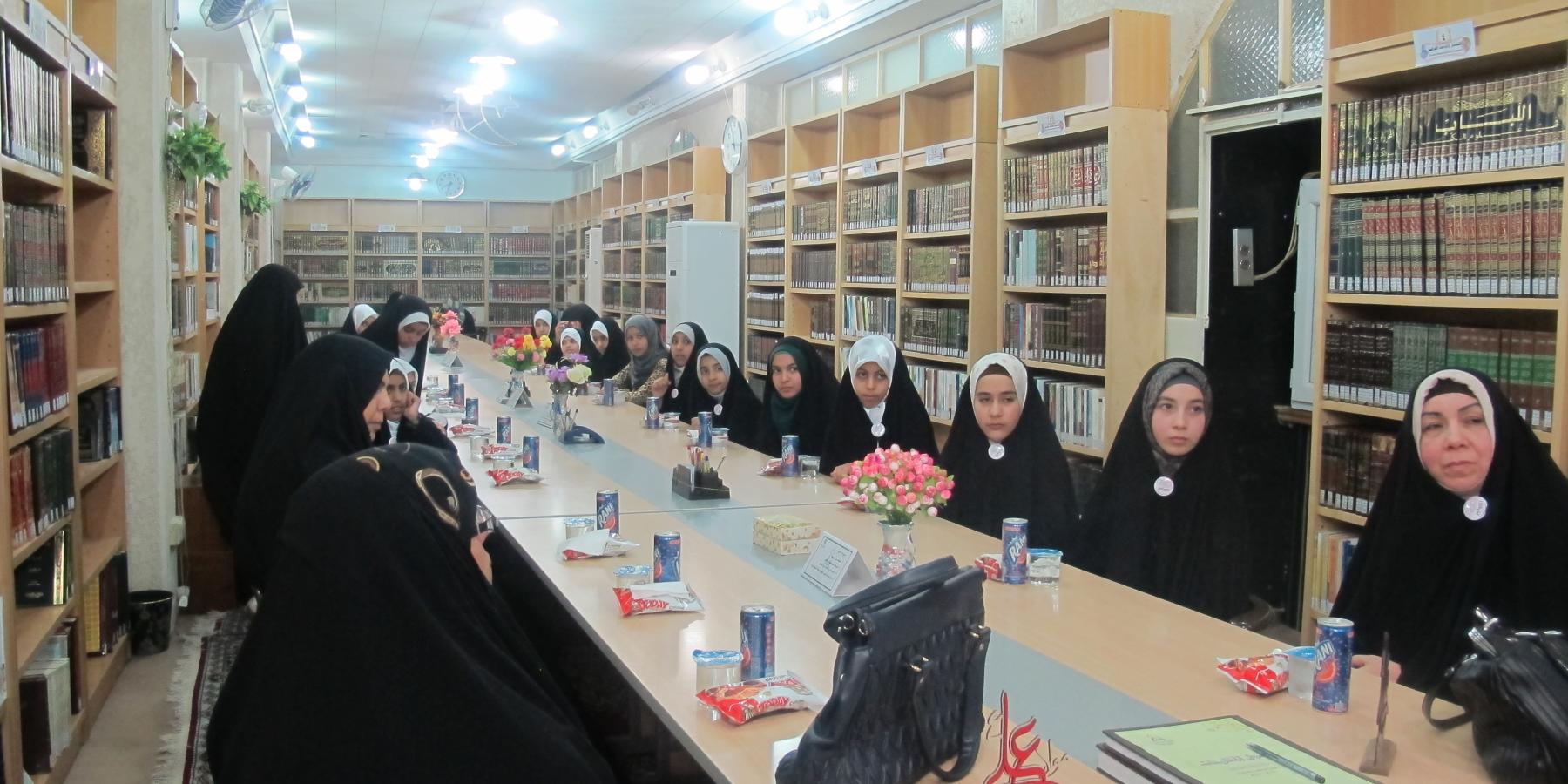 شعبة الدراسات والبحوث النسوية في العتبة العلوية المقدسة تواصل مشروع القارئ الصغير للمدارس الحكومية