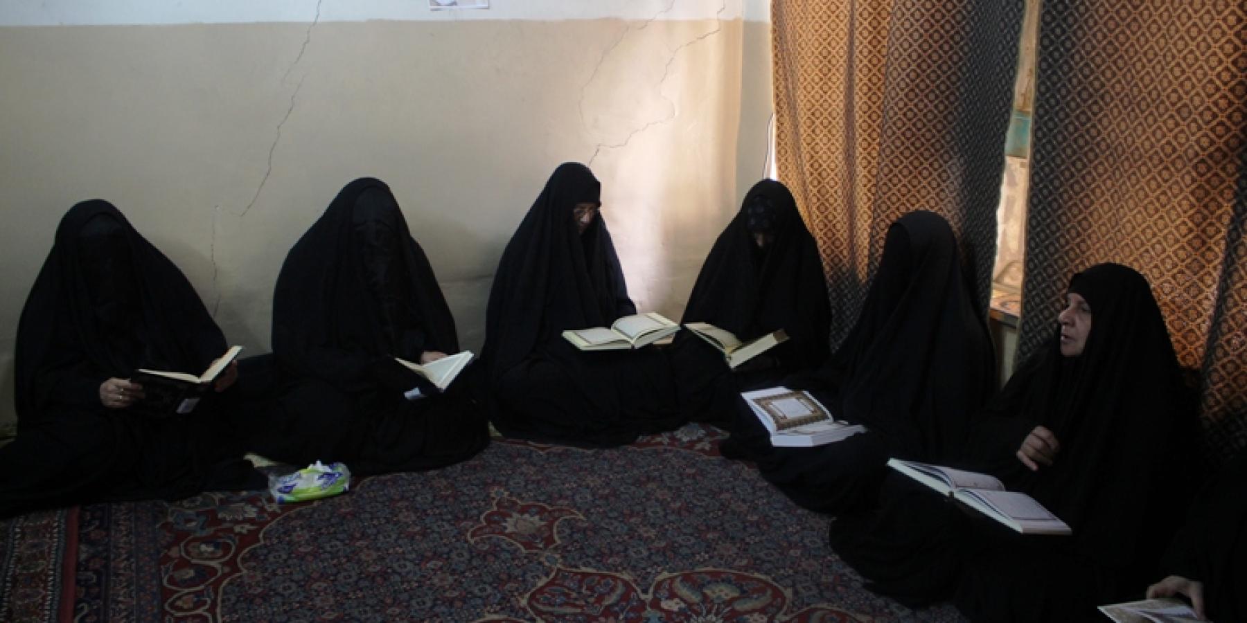 قسم الشؤون النسوية يباشر بإقامة دورات وجلسات قرآنية في أحياء محافظة النجف الاشرف 