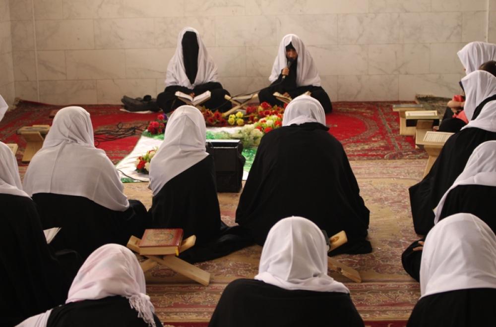 شعبة القرآن الكريم النسوية تقيم جلسات قرآنية رمضانية للنسوة النازحات ورياض الأطفال