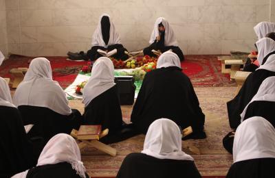 شعبة القرآن الكريم النسوية تقيم جلسات قرآنية رمضانية للنسوة النازحات ورياض الأطفال