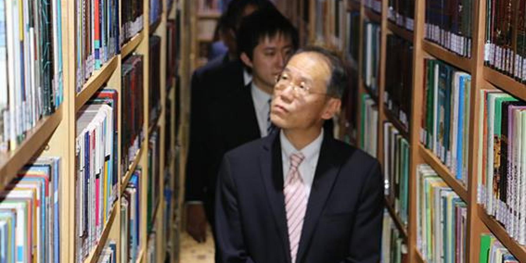  السفير الياباني يبدي دهشته وإعجابه بمكتبة الروضة الحيدرية