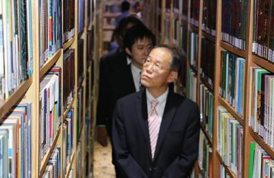  السفير الياباني يبدي دهشته وإعجابه بمكتبة الروضة الحيدرية