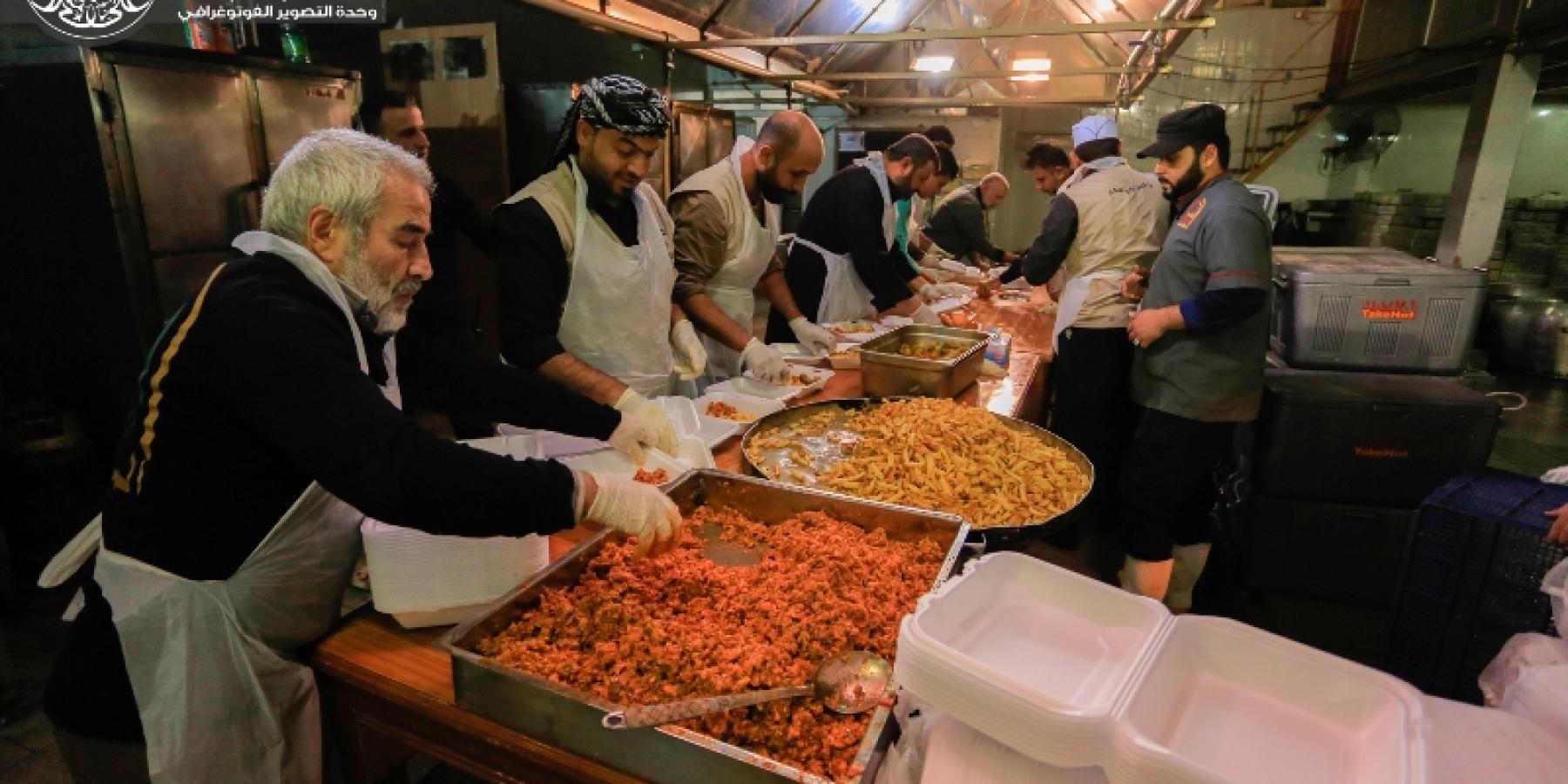  العتبة العلوية المقدسة تقدم أكثر من 100 ألف وجبة غذائية للزائرين في مراسم إحياء ذكرى وفاة النبي الأعظم (ص)
