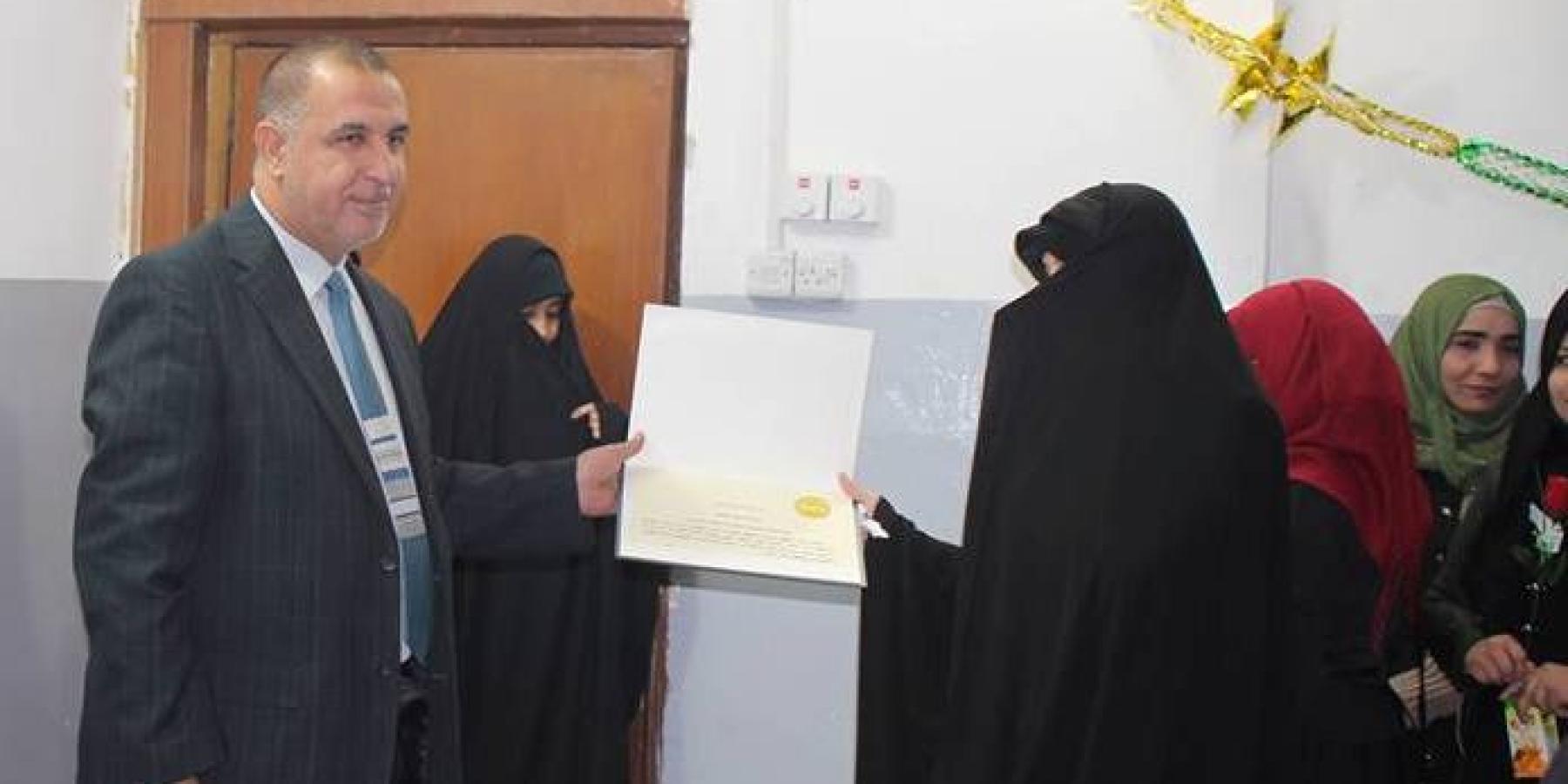 كلية الإمام الكاظم (ع) التابعة للوقف الشيعي تكرم القسم النسوي في العتبة العلوية المقدسة 