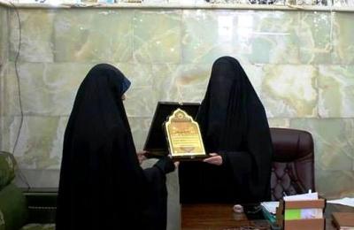 العتبة الحسينية تكرم ادارة القسم النسوي في العتبة العلوية لجهودها في أنجاح أحدى الدورات في جامعة كربلاء