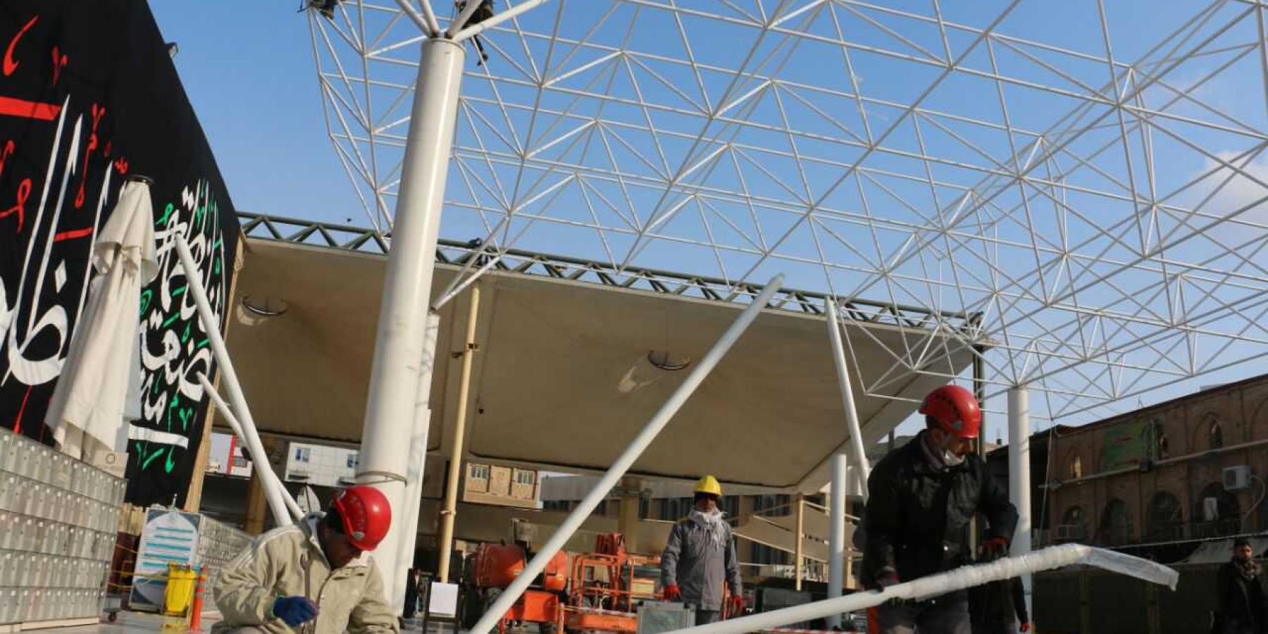 الصيانة الهندسية في العتبة العلوية تباشر بتنصيب الإنارة الخاصة بمشروع تسقيف صحن الإمام الحسن(ع)