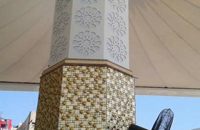 نخبة من الفنيين من الرميثة ينجزون تزيين أحد الأعمدة العملاقة في صحن الإمام الحسين (ع)