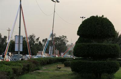 بمناسبة ذكرى ولادة الامام علي(ع) قسم الخدمات الخارجية في العتبة العلوية يقوم بتزيين ساحات وجسور مدينة النجف الاشرف بالأعلام الملونة.والأشرطة الشفافة