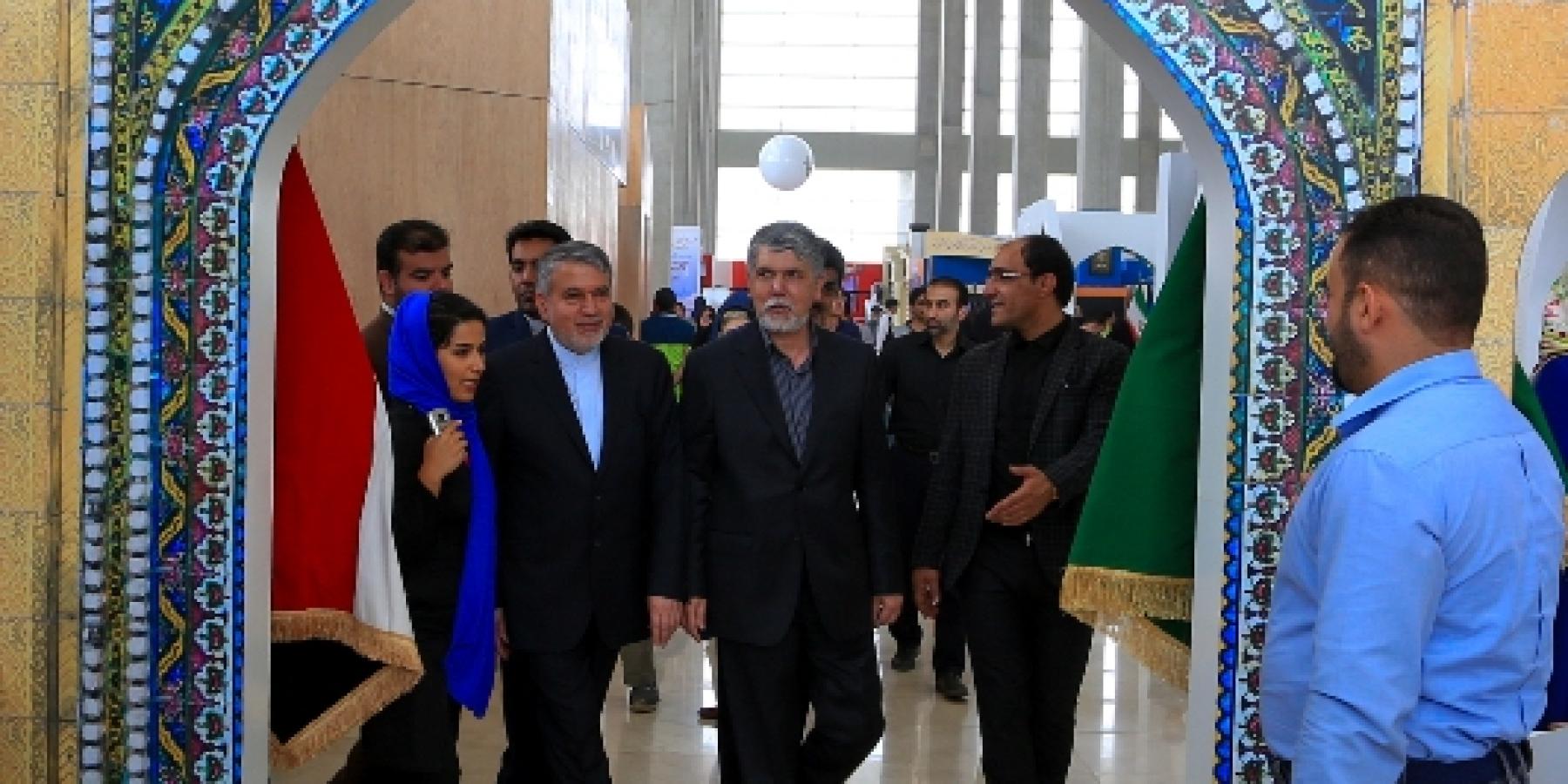 توافد المسؤولين الرسميين والرواد على جناح العتبة العلوية في معرض طهران الدولي