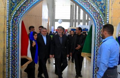 توافد المسؤولين الرسميين والرواد على جناح العتبة العلوية في معرض طهران الدولي