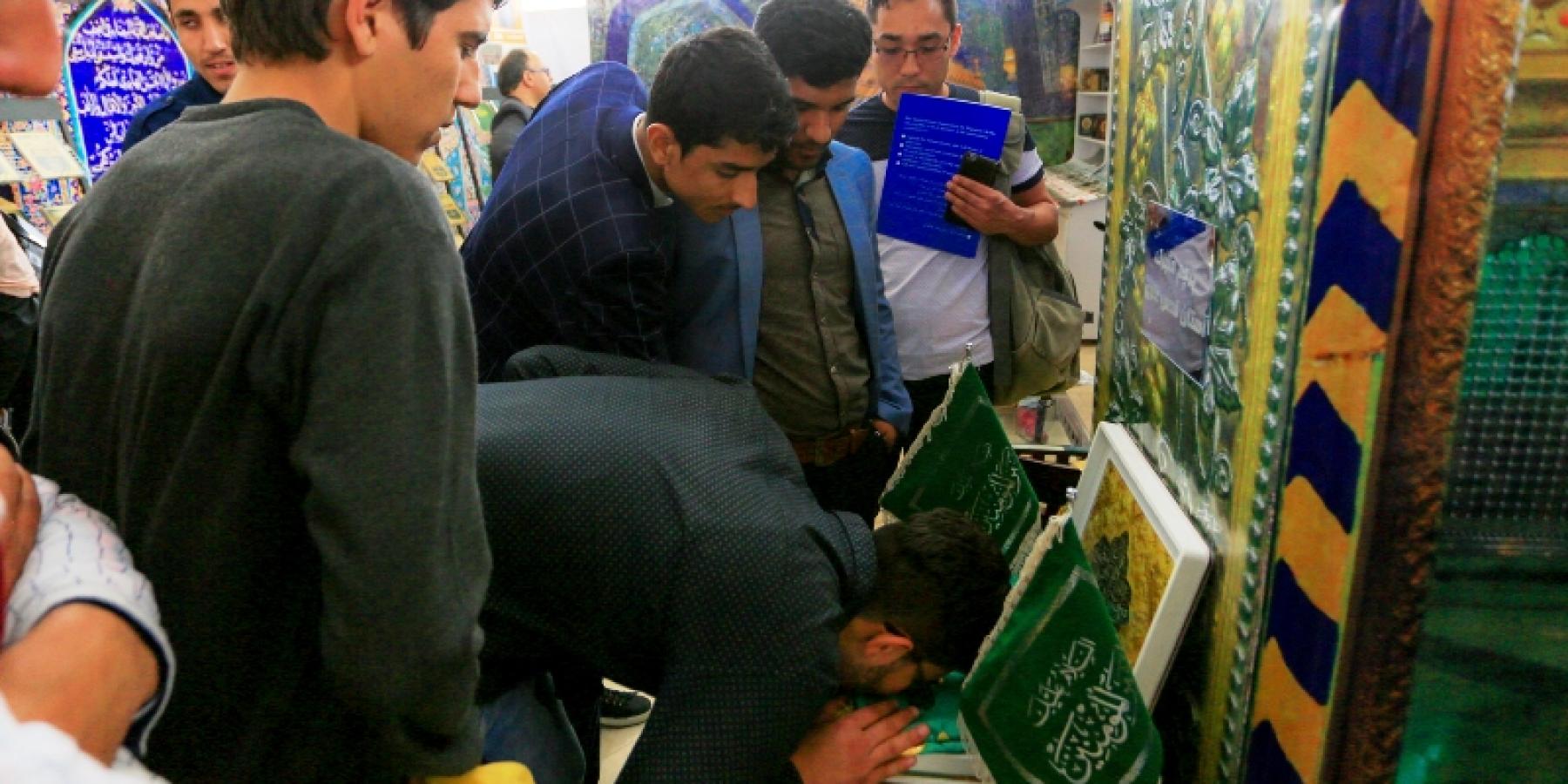 توافد رواد معرض طهران الدولي للكتاب للتبرك براية أمير المؤمنين (ع) في جناح العتبة العلوية 
