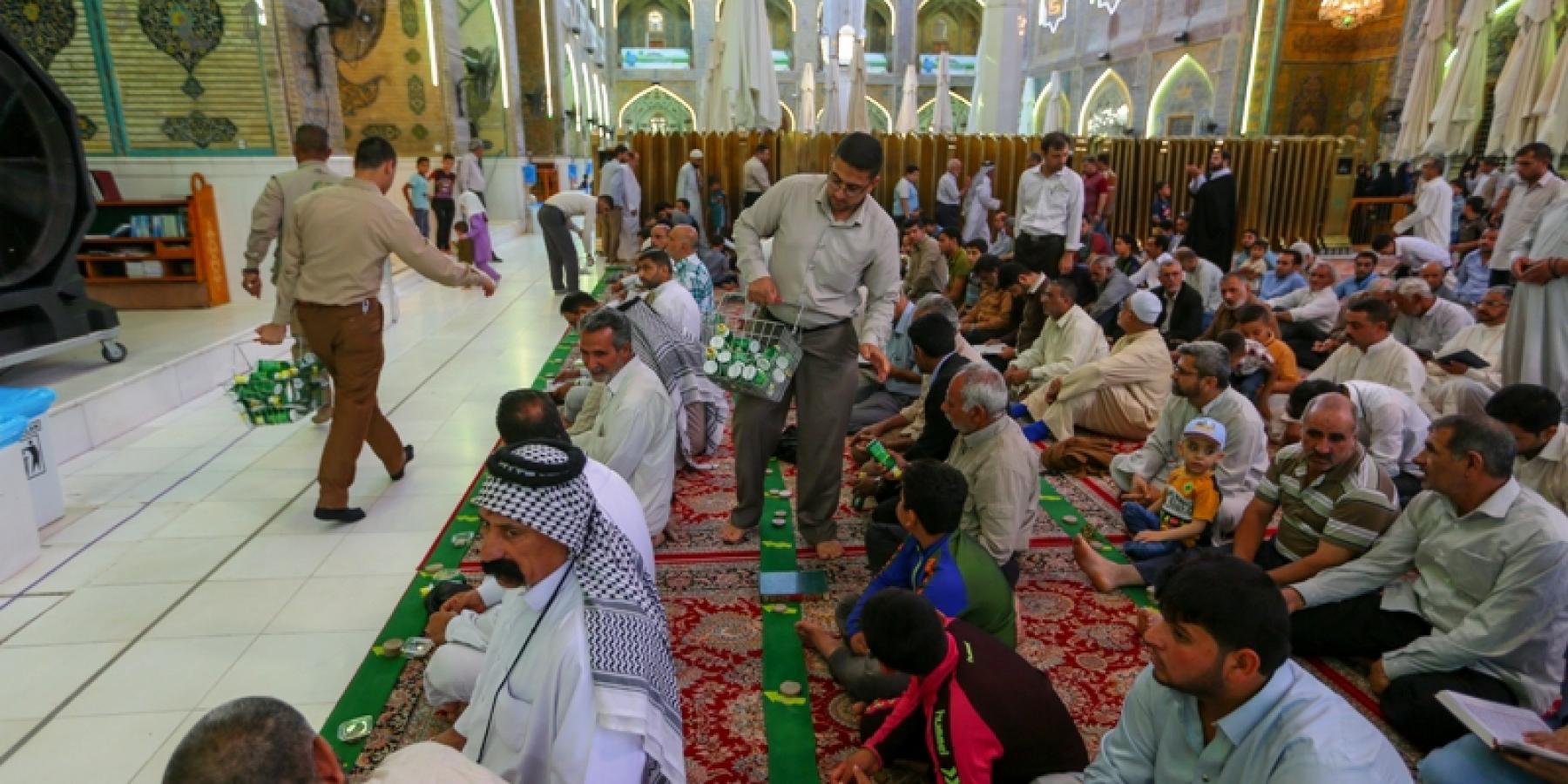 بالصور .. تواصل توزيع وجبات الإفطار اليومية للزائرين ببركة أمير المؤمنين (عليه السلام)