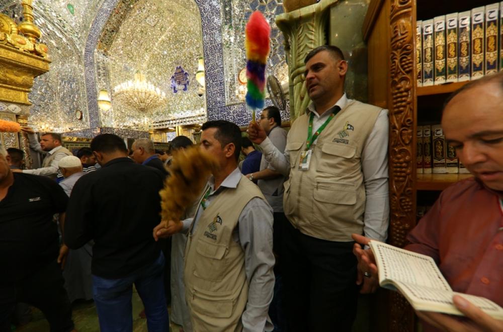 أكثر من ألف متطوع يتشرفون بخدمة الزائرين في رحاب مرقد أمير المؤمنين بأول أيام عيد الأضحى المبارك