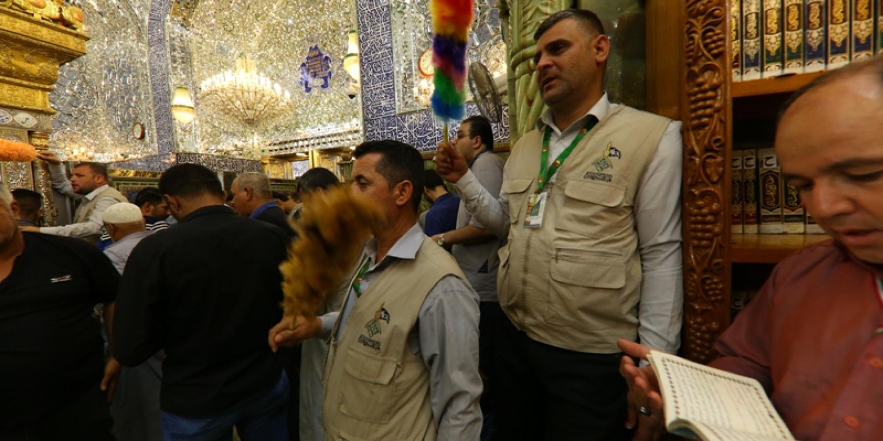 أكثر من ألف متطوع يتشرفون بخدمة الزائرين في رحاب مرقد أمير المؤمنين بأول أيام عيد الأضحى المبارك