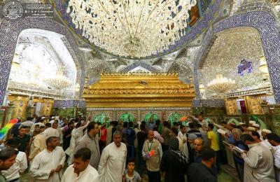 آلاف الزائرين يتوافدون لزيارة مرقد أمير المؤمنين (عليه السلام) في اليوم الأول لعيد الأضحى المبارك